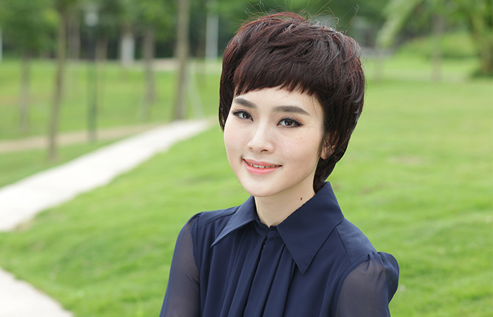 風(fēng)吹秀發(fā)滿街刮，路人其伸拇指夸