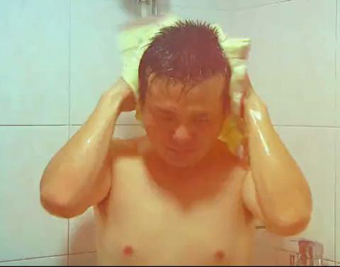 跳遠(yuǎn)運(yùn)動(dòng)員頭發(fā)脫落影響成績，看看這脫發(fā)中的熊孩子！