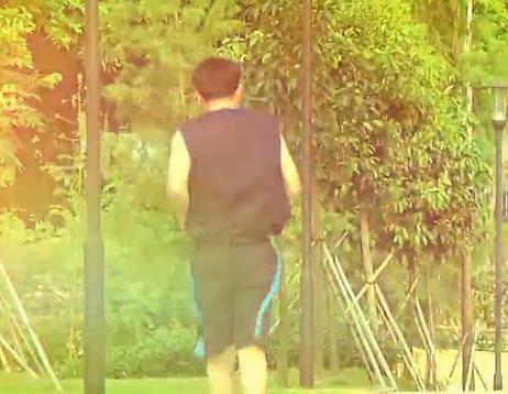 跳遠(yuǎn)運(yùn)動(dòng)員頭發(fā)脫落影響成績，看看這脫發(fā)中的熊孩子！