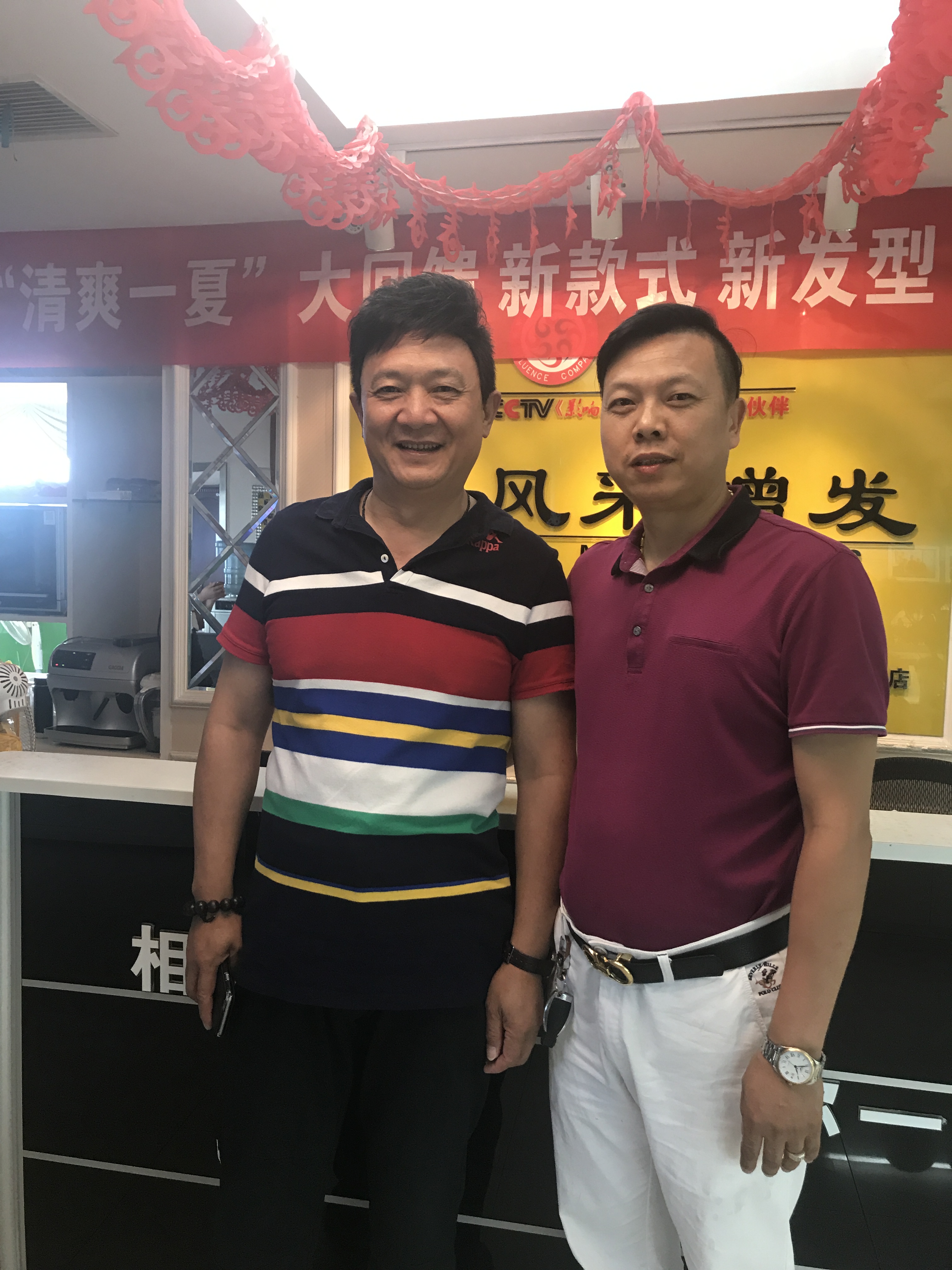 武漢唐風(fēng)采假發(fā)喜迎央視春晚小品《招聘》主演周錦堂先生