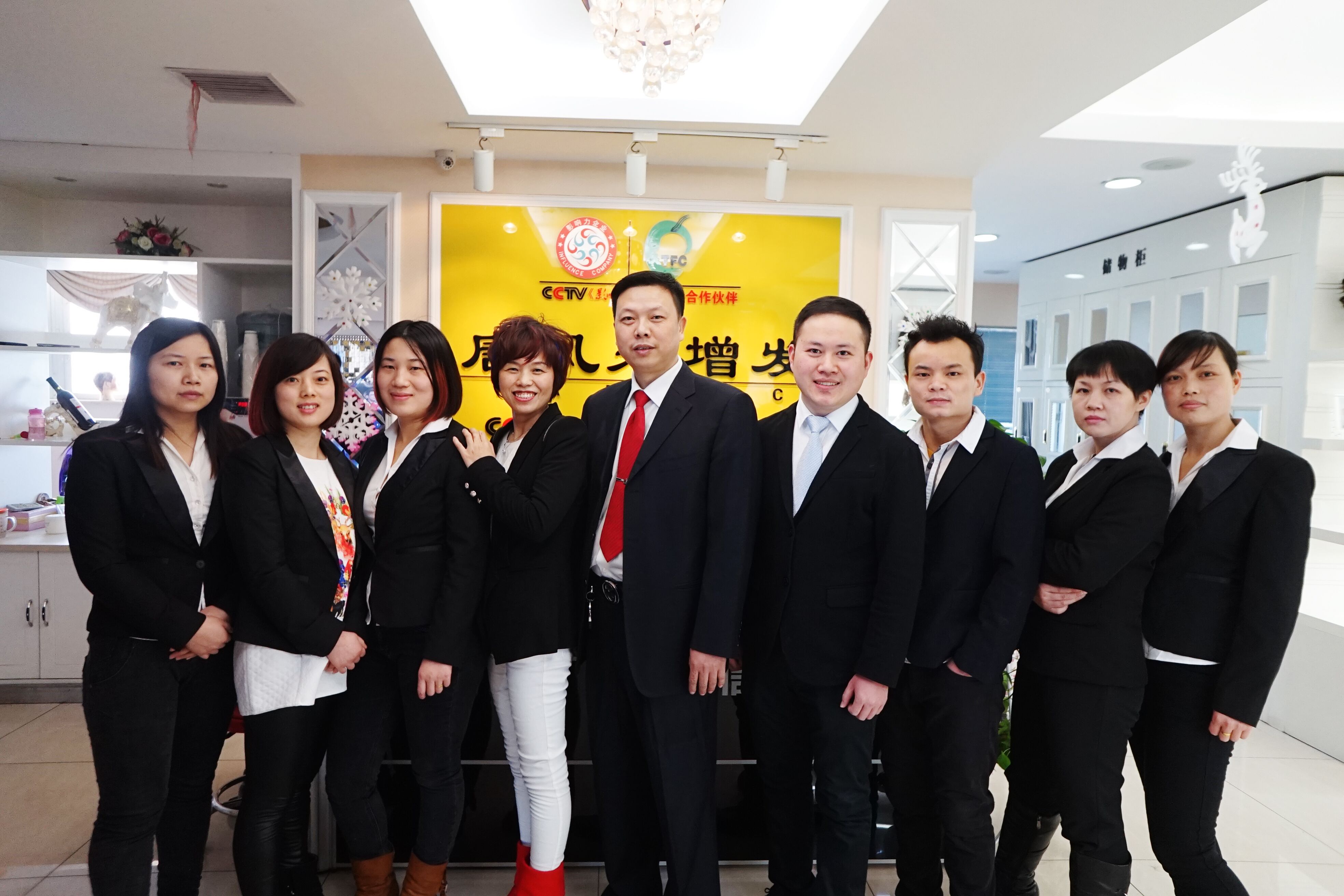 武漢唐風(fēng)采假發(fā)喜迎央視春晚小品《招聘》主演周錦堂先生