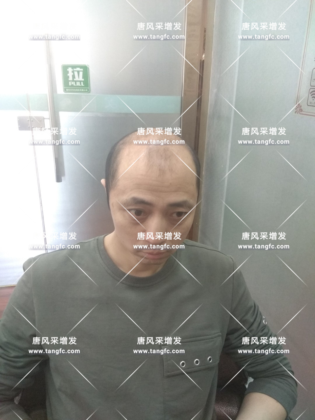 唐風(fēng)采假發(fā)后，看看鏡頭中自己的樣子，你認(rèn)得嗎？