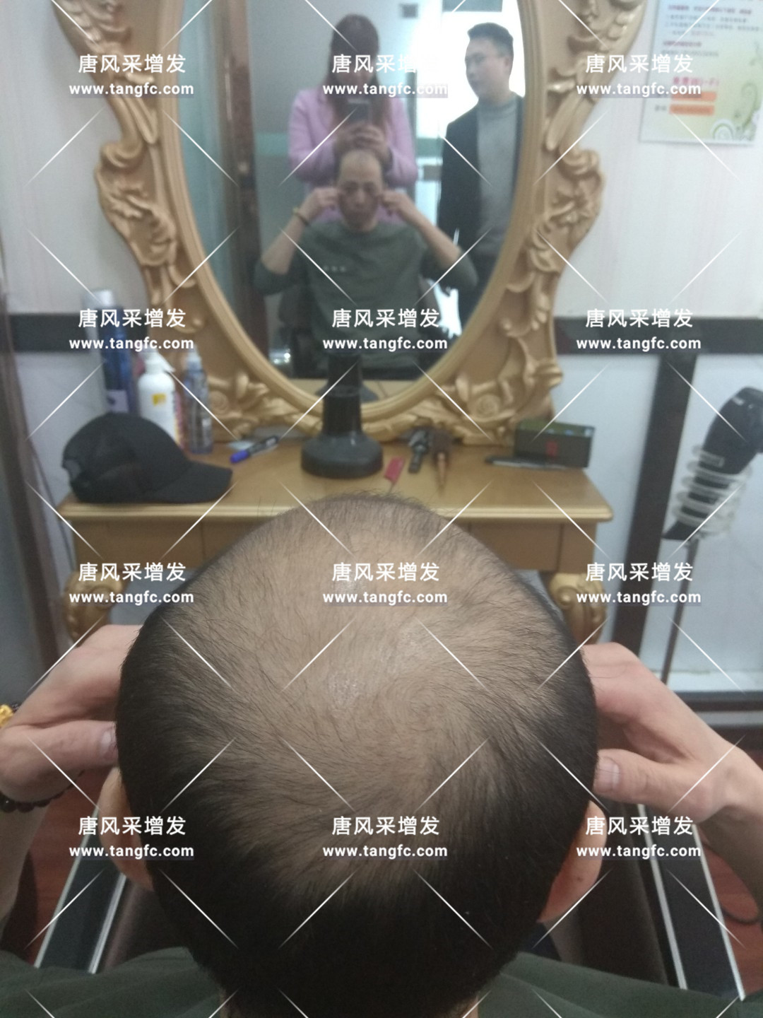 唐風(fēng)采假發(fā)后，看看鏡頭中自己的樣子，你認(rèn)得嗎？