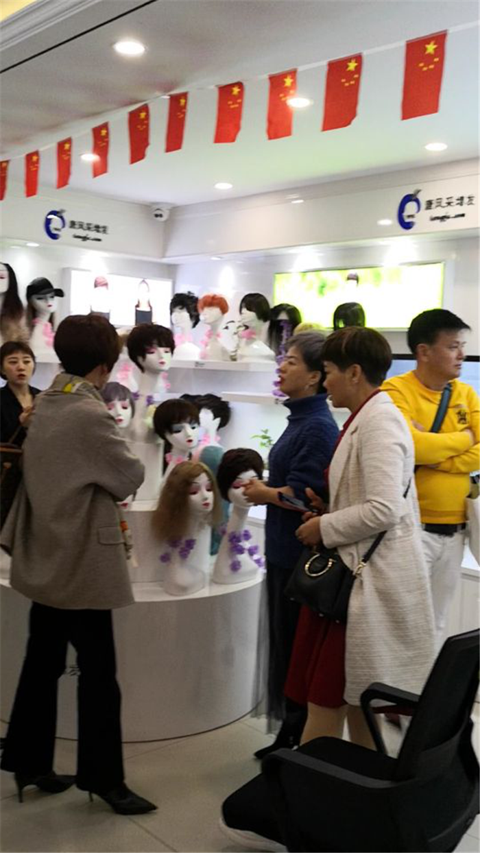 兩家店在經(jīng)營(yíng)上有什么特點(diǎn)優(yōu)勢(shì)