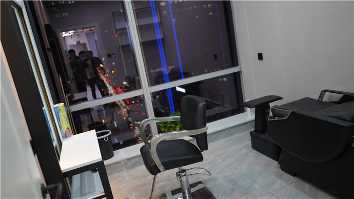 唐風采成都店發(fā)型修剪區(qū)